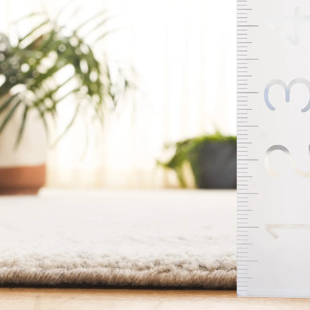 Safavieh Pine 4'-0" x 6'-0" Rug in Silver