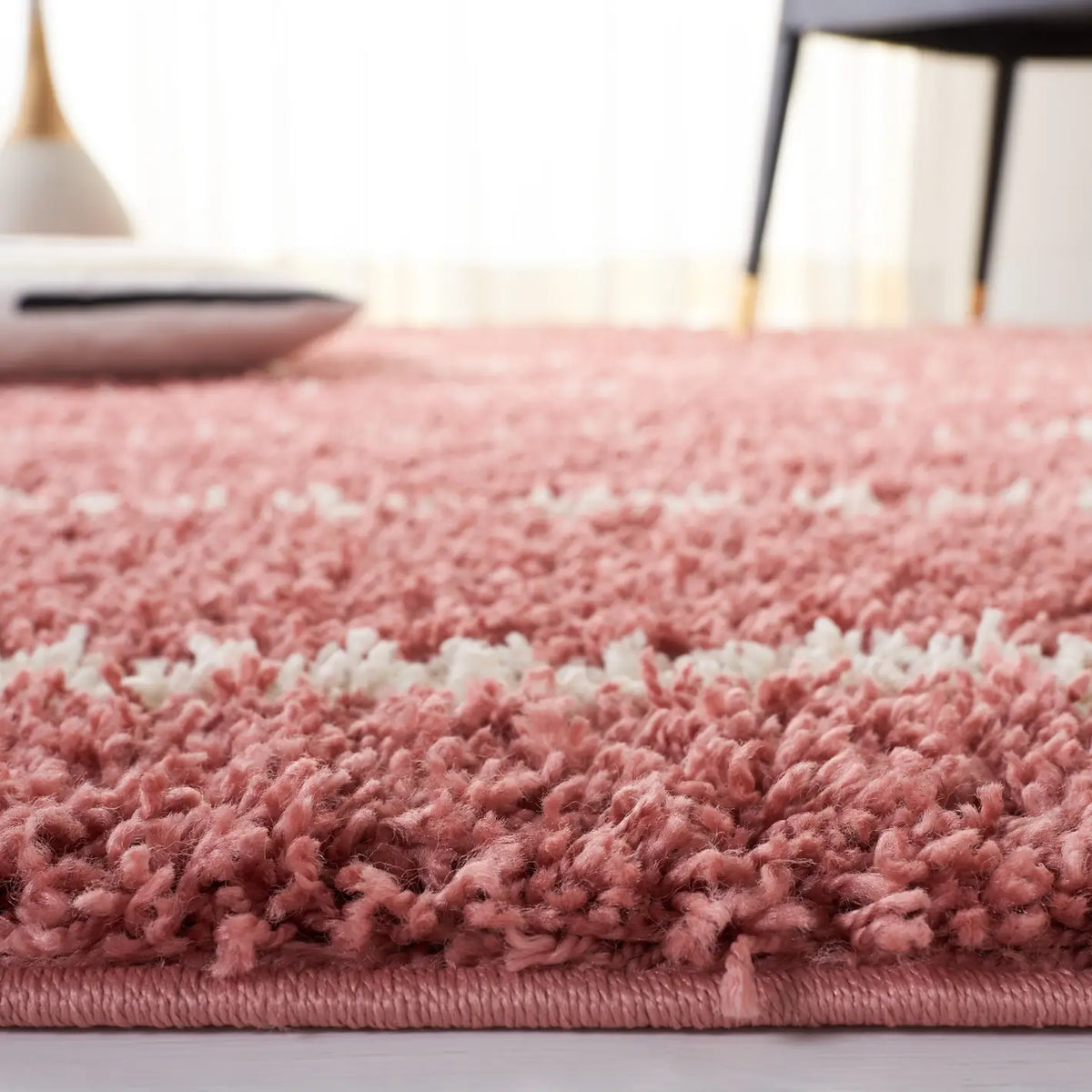 Safavieh Venus Shag 600 4'-0" x 6'-0" Rug in Pink / Ivory