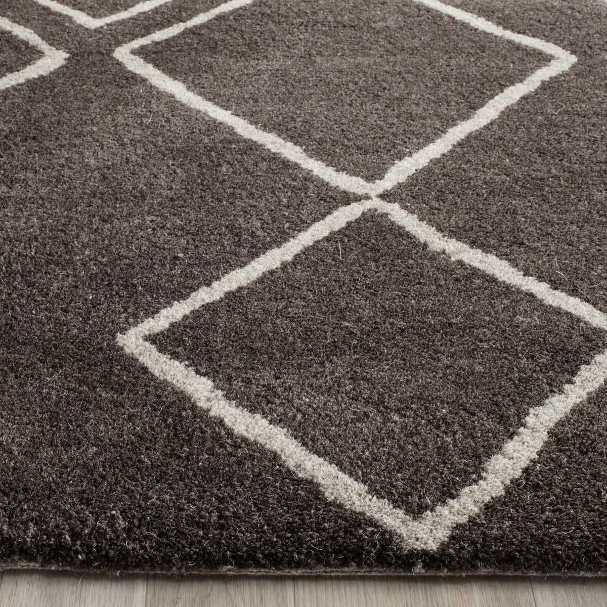 Safavieh Soho 2'-6" x 8'-0" Rug in Ivory / Dark Grey