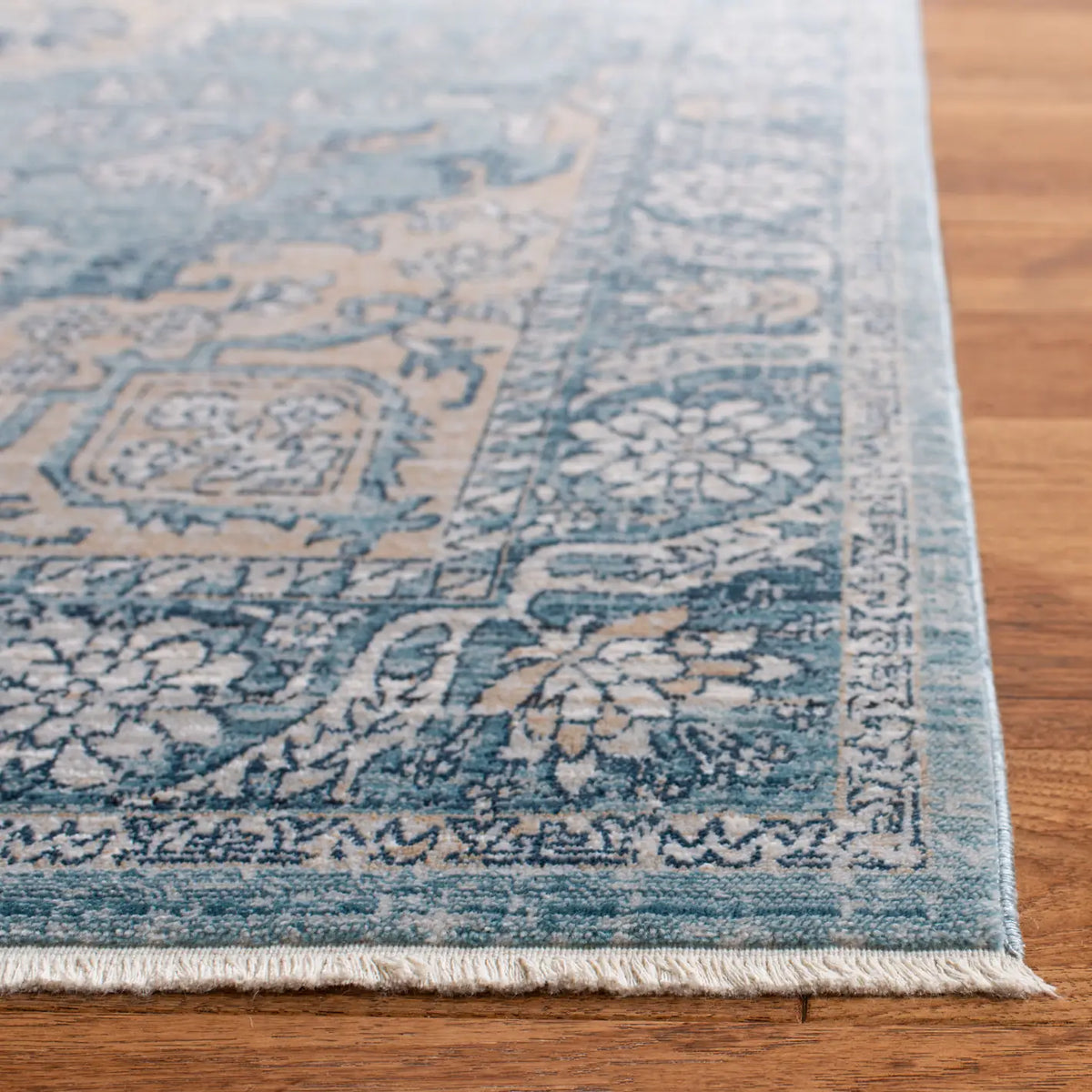 Safavieh Victoria 4'-0" x 6'-0" Rug in Blue / Grey