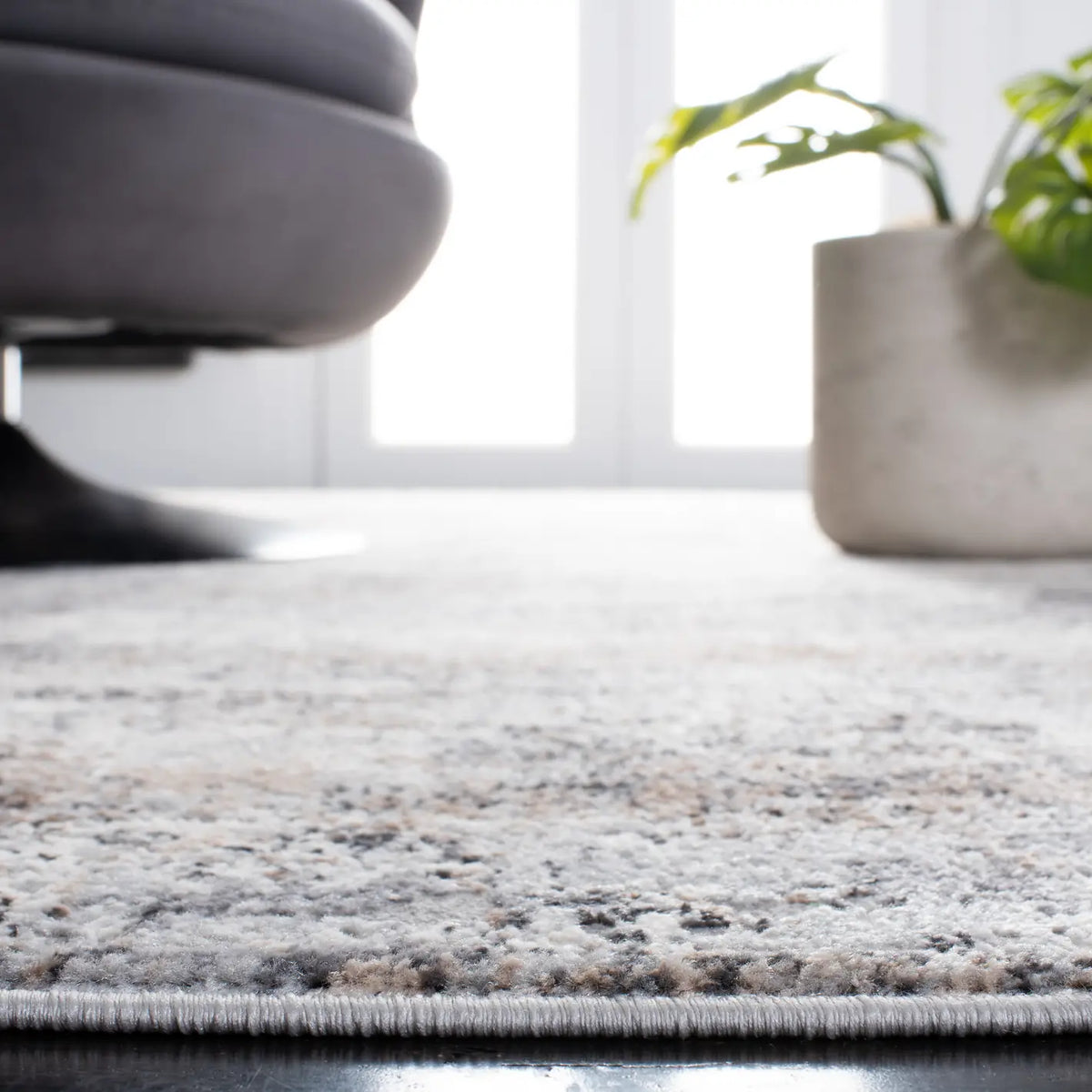 Safavieh Amelia 4'-5" x 6'-5" Rug in Grey / Gold