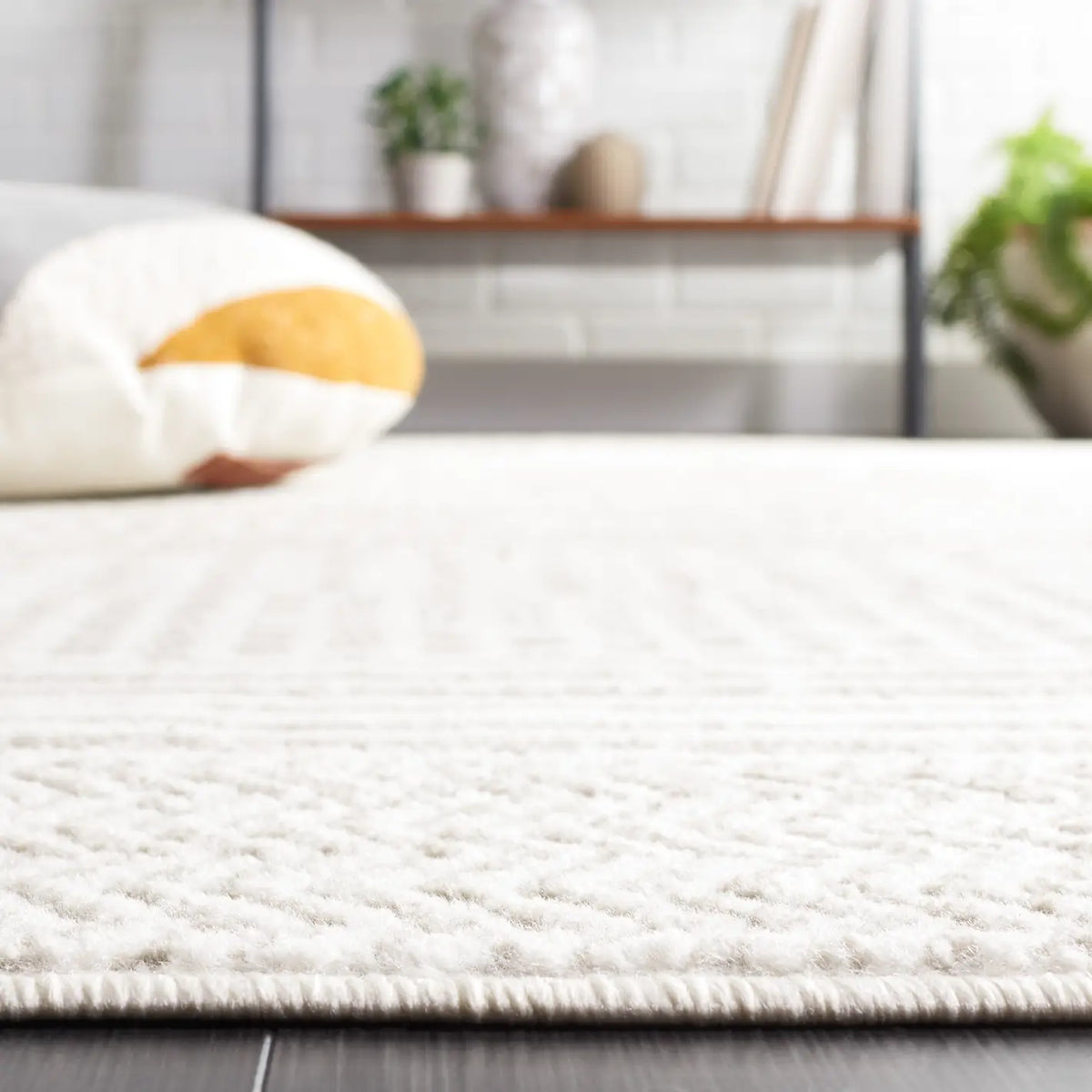 Safavieh Pyramid 4'-5" x 6'-5" Rug in Ivory / Grey