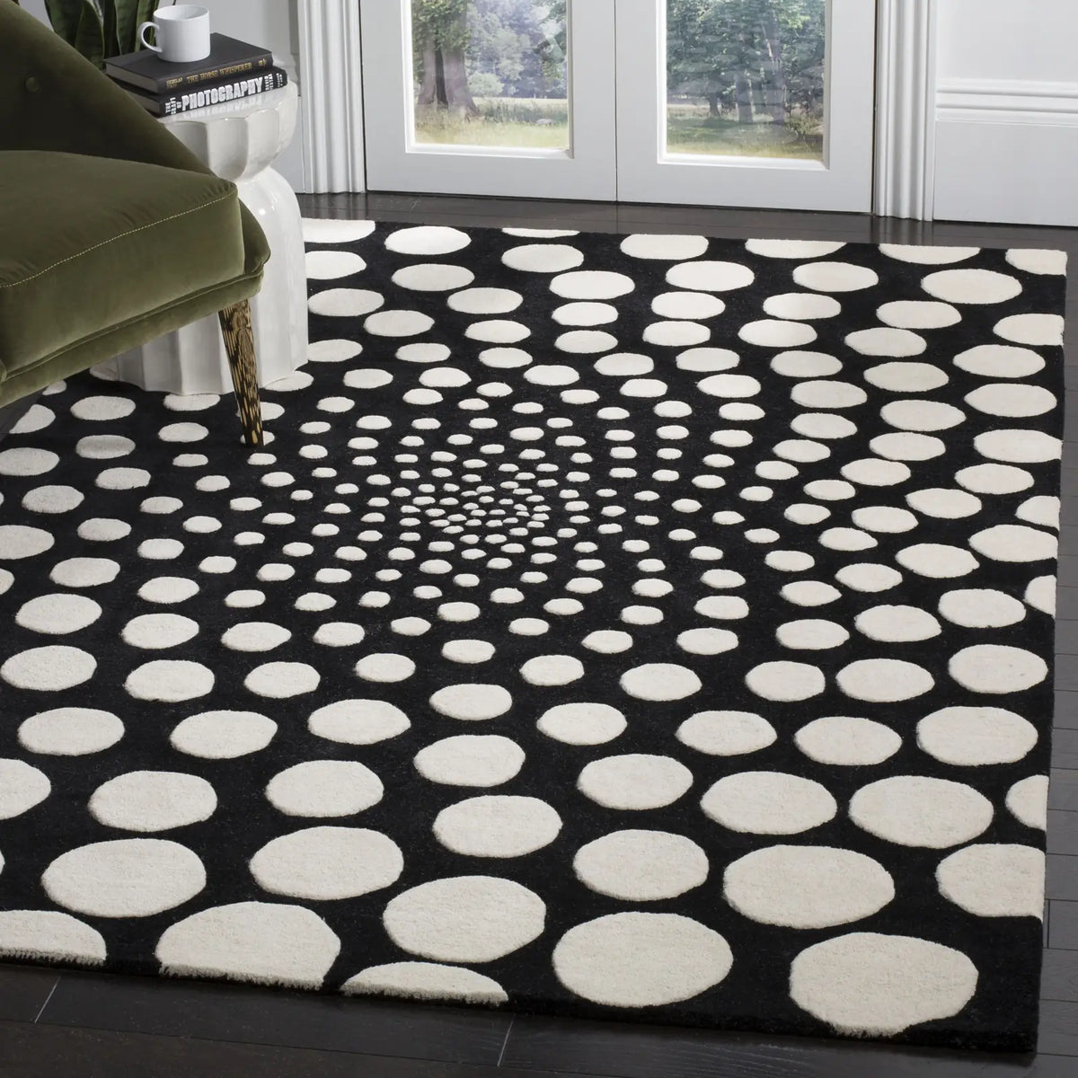 Safavieh Soho 3'-6" x 5'-6" Rug in Black / Ivory
