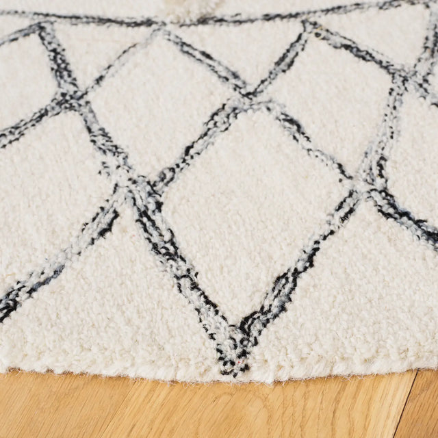 Safavieh Casablanca 6'-0" x 6'-0" Rug in Ivory / Black