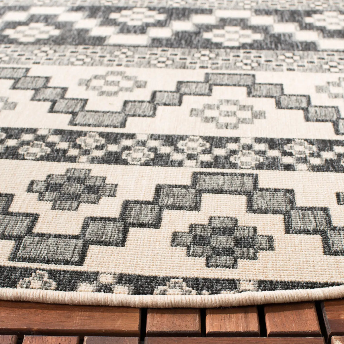 Safavieh Veranda 6'-7" x 6'-7" Rug in Beige / Grey