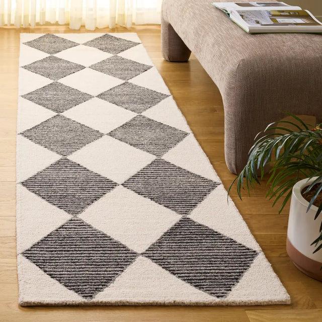 Safavieh Ebony 2'-3" x 9'-0" Rug in Ivory / Black