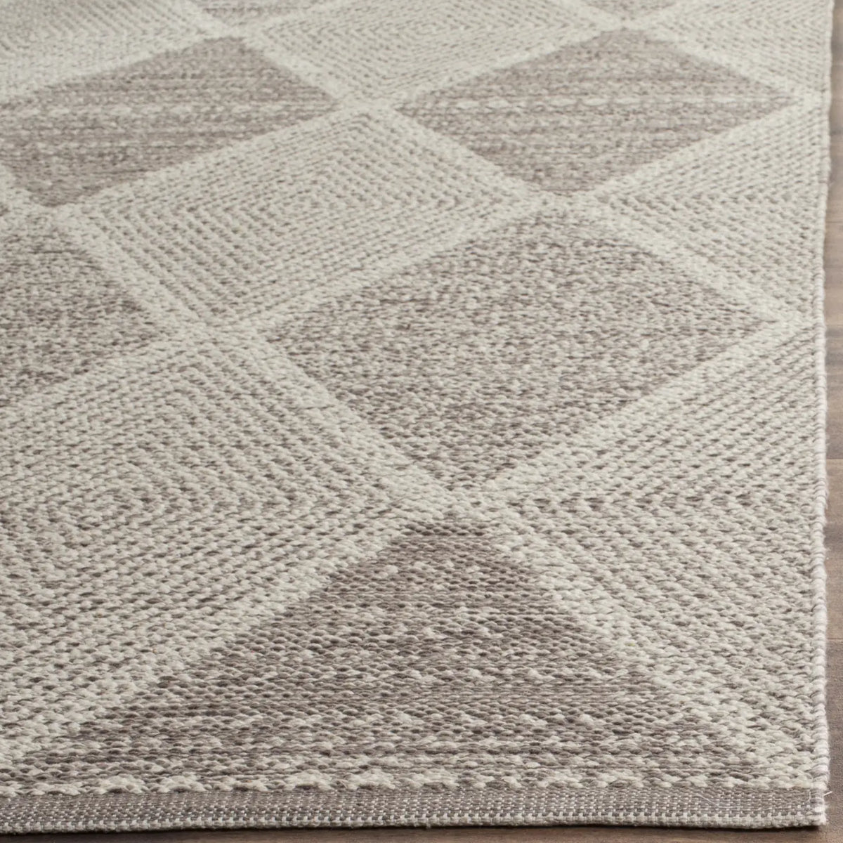 Safavieh Montauk 4'-0" x 6'-0" Rug in Grey