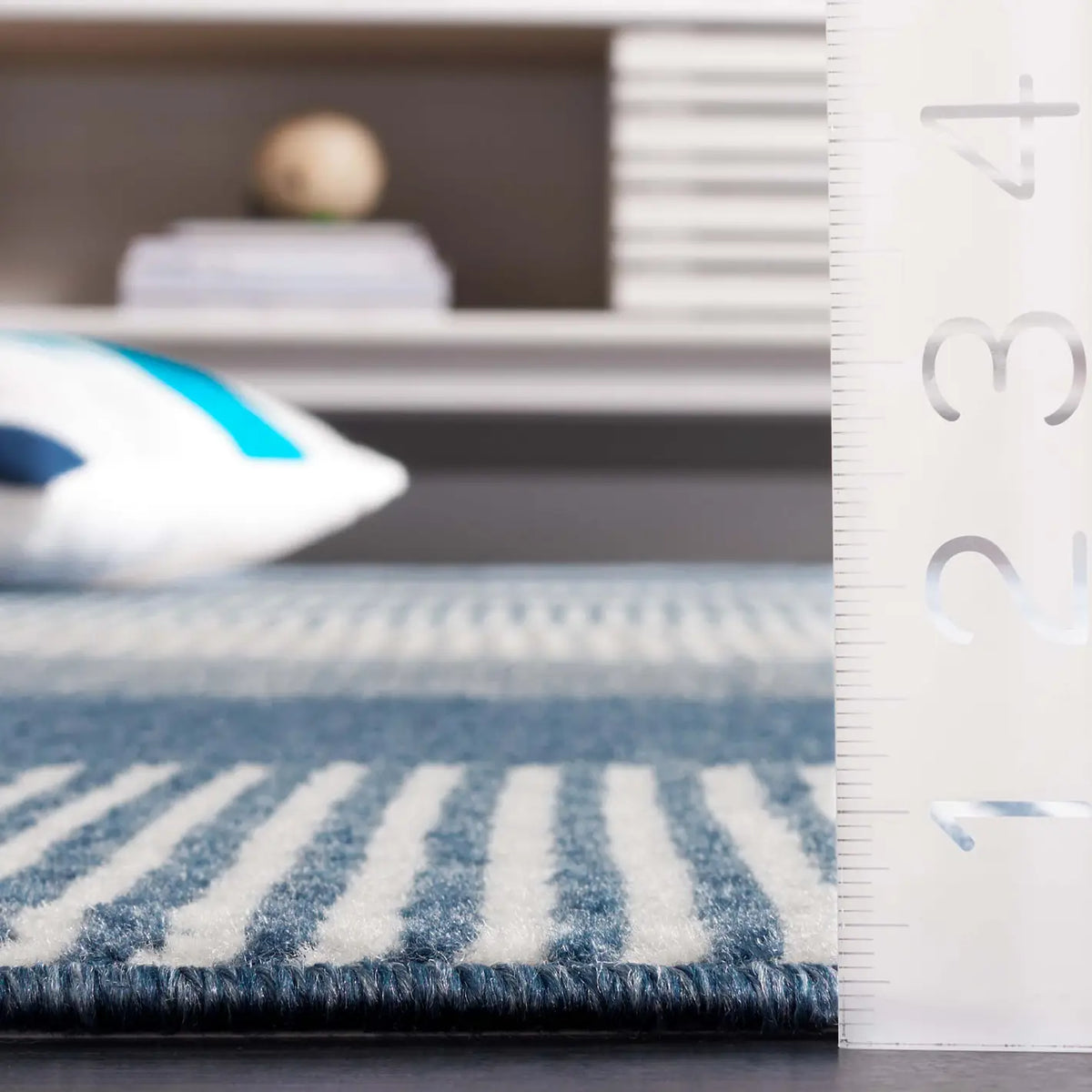 Safavieh Pyramid 4'-5" x 6'-5" Rug in Navy / Ivory
