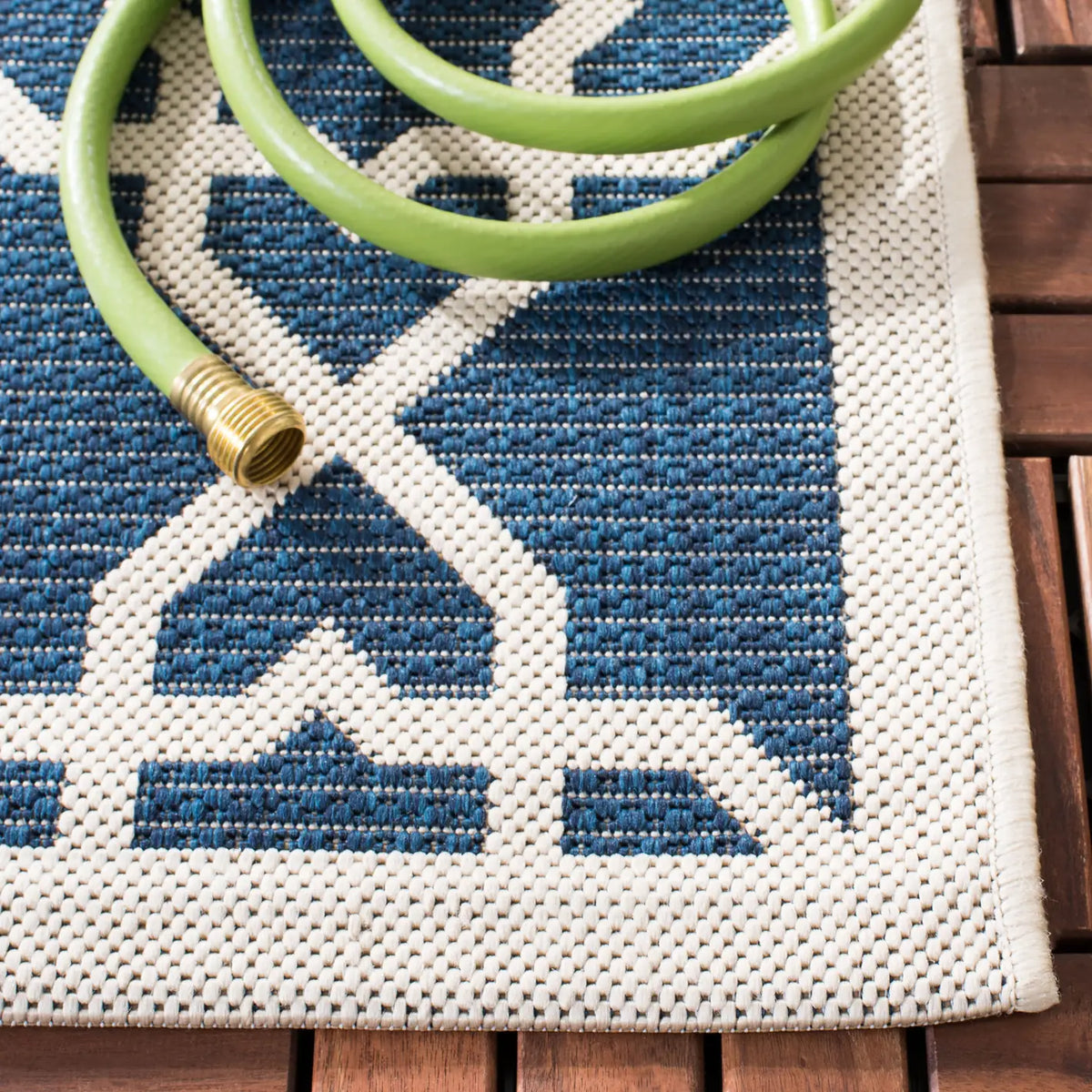 Safavieh Courtyard 5'-3" x 7'-7" Rug in Navy / Beige