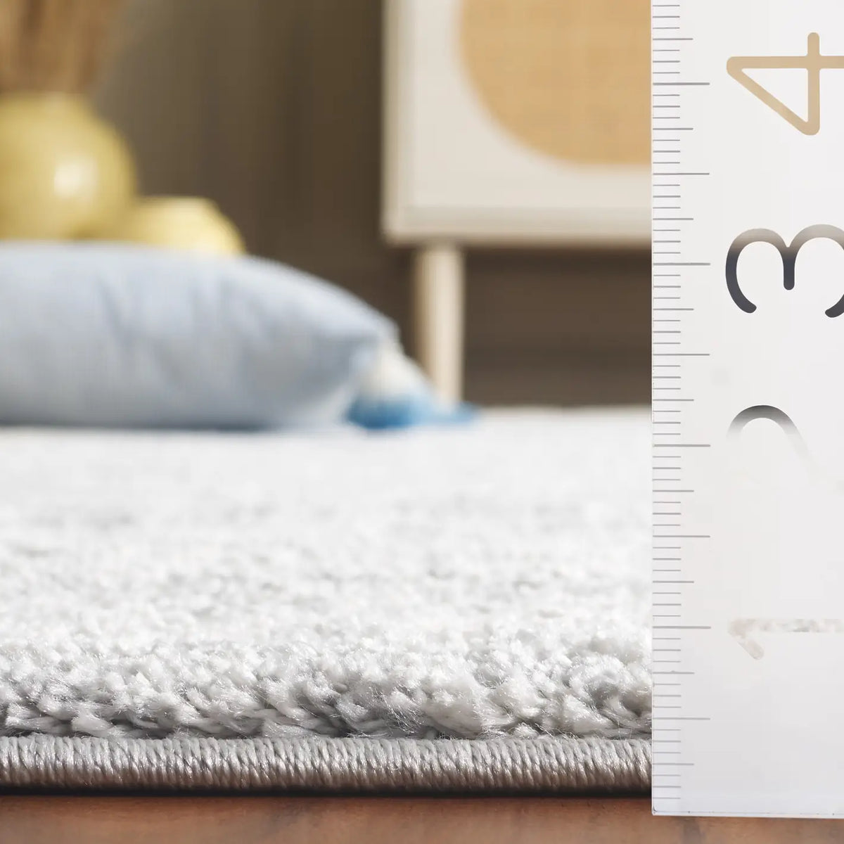 Safavieh Luna 4'-5" x 6'-5" Rug in Grey / Ivory