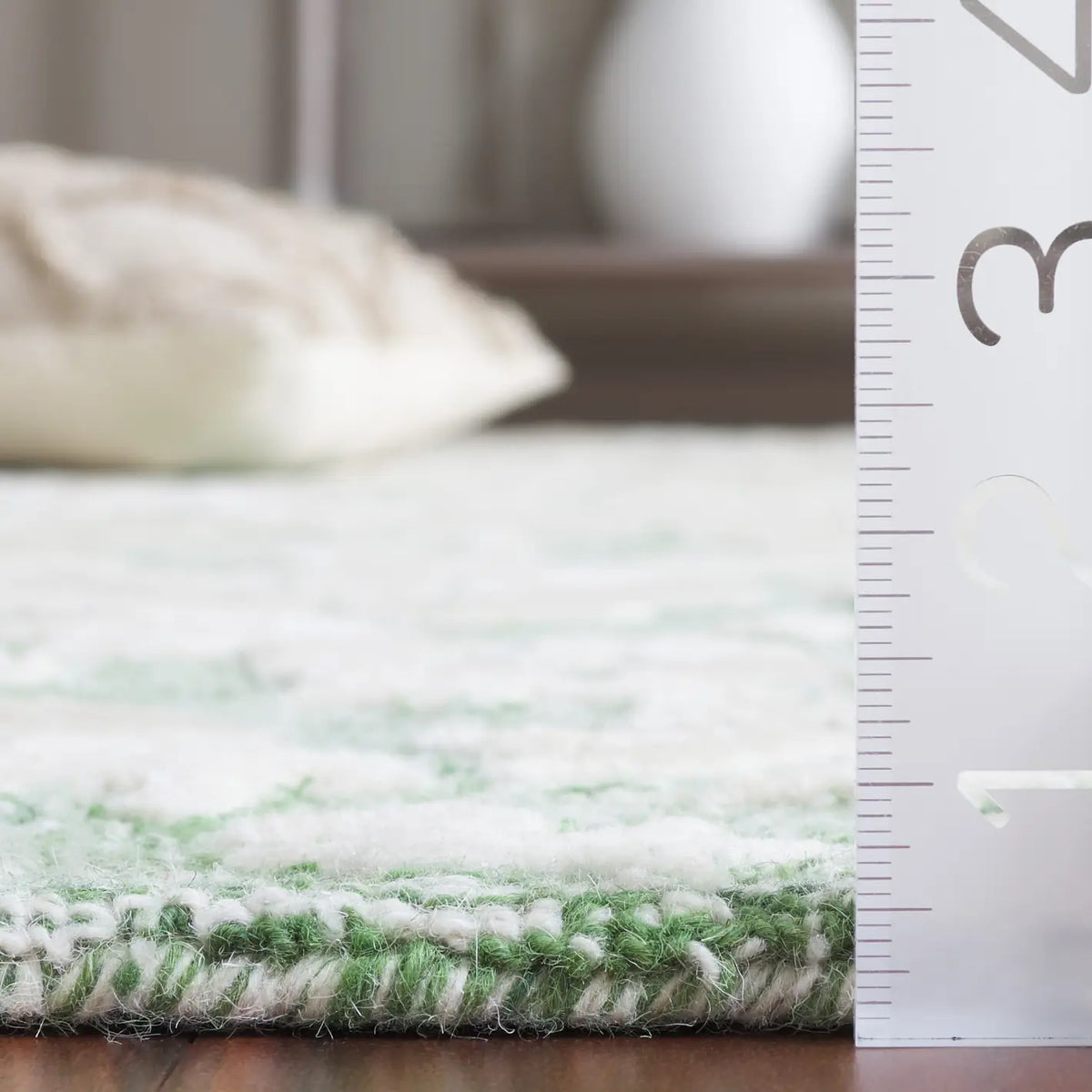 Safavieh Glamour 4'-0" x 6'-0" Rug in Green / Ivory