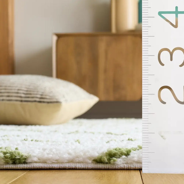 Safavieh Arizona Shag 5'-1" x 7'-6" Rug in Ivory / Green