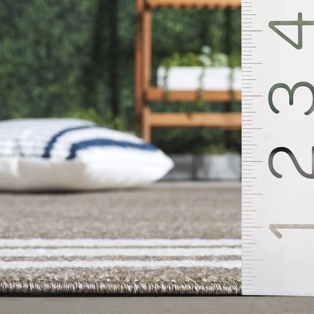 Safavieh Cabana 4'-5" x 6'-5" Rug in Dark Beig / Ivory
