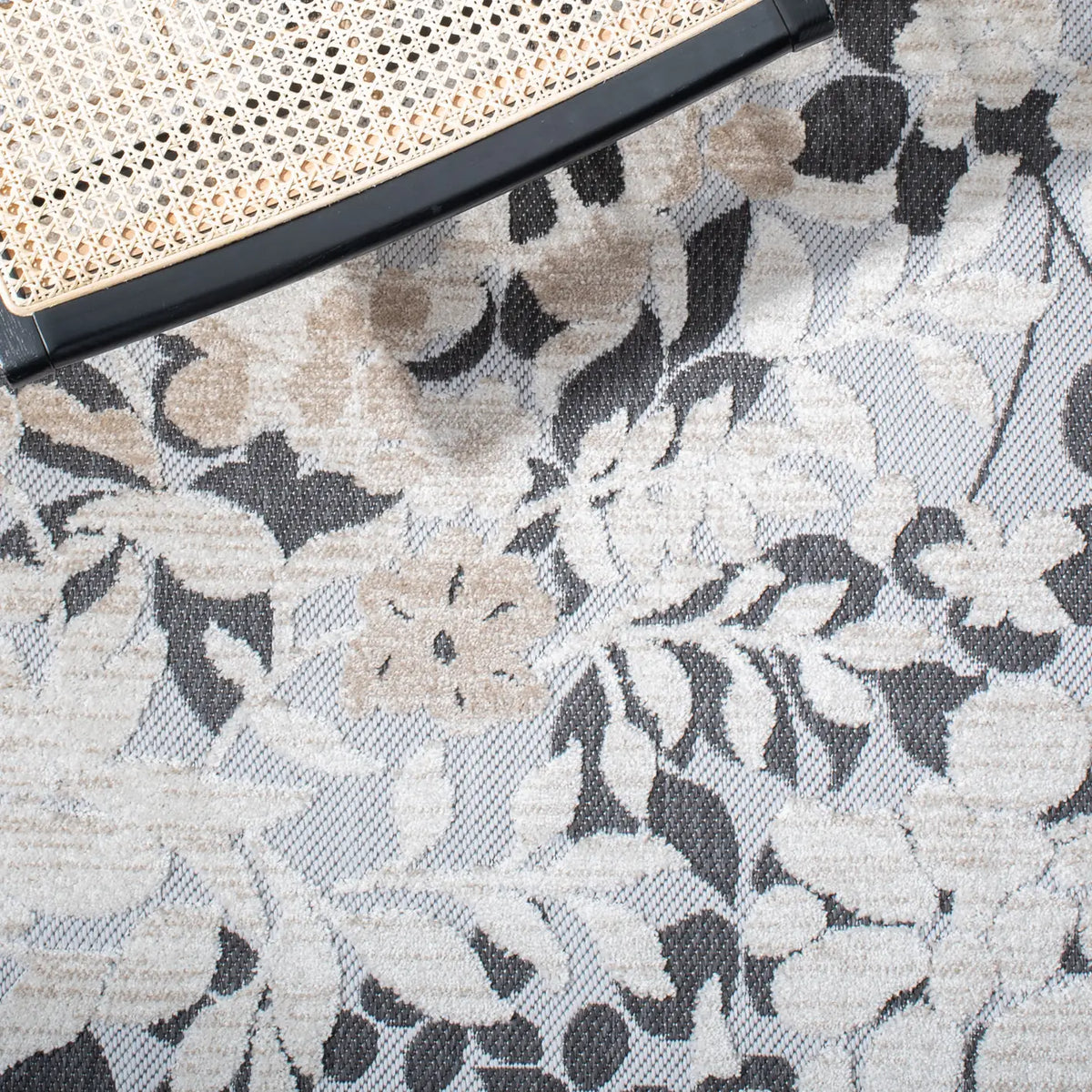 Safavieh Cabana 4'-5" x 6'-5" Rug in Ivory / Charcoal