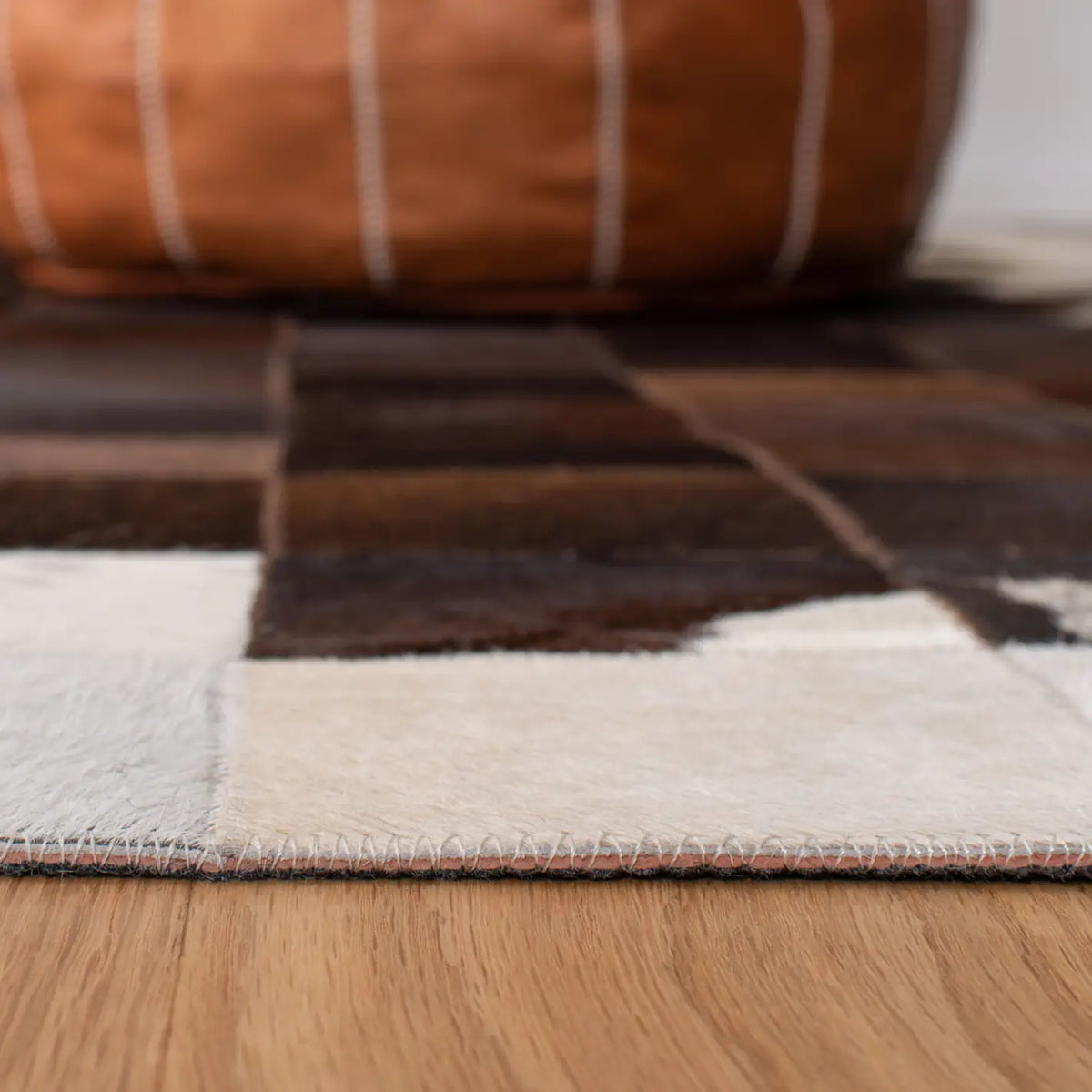 Safavieh Studio Leather 4'-0" x 6'-0" Rug in Ivory / Brown