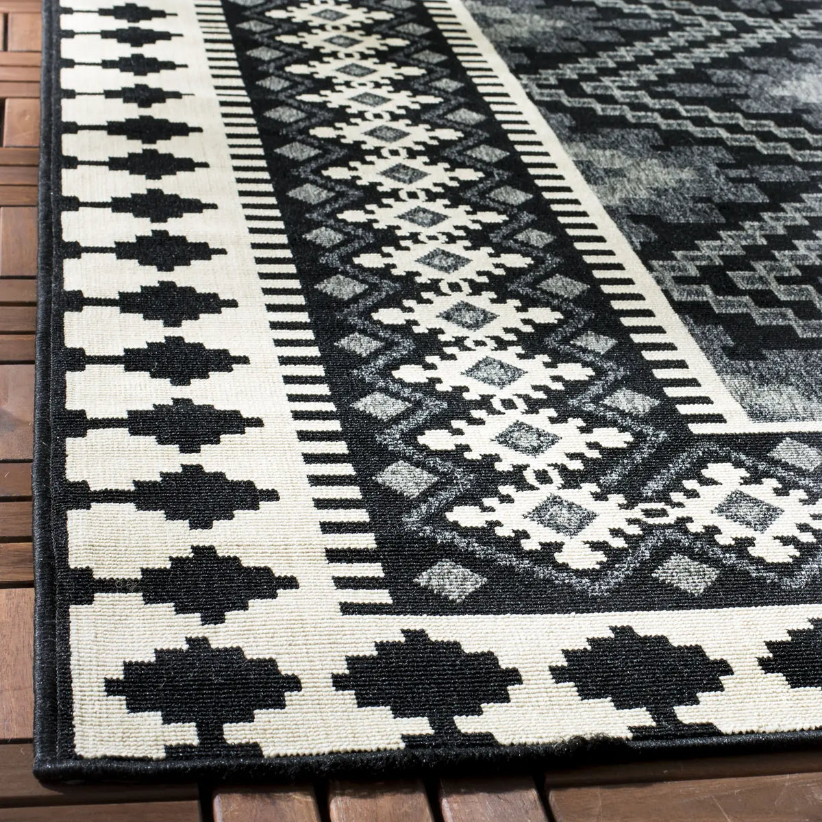 Safavieh Veranda 4'-0" x 5'-7" Rug in Black / Creme
