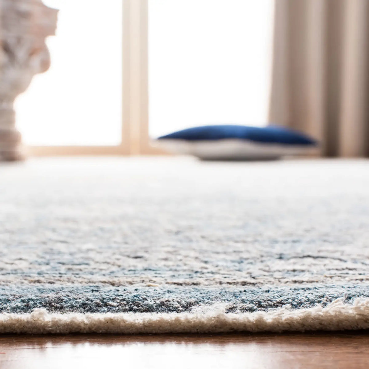 Safavieh Dream 4'-0" x 6'-0" Rug in Blue / Grey