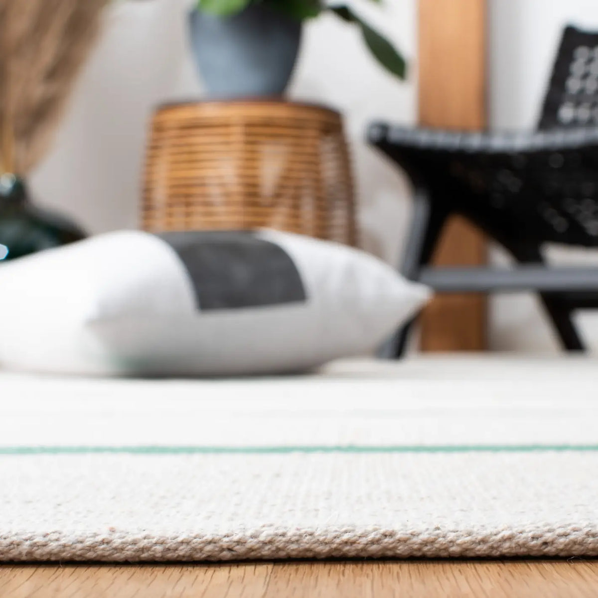 Safavieh Montauk 4'-0" x 6'-0" Rug in Ivory / Dark Green