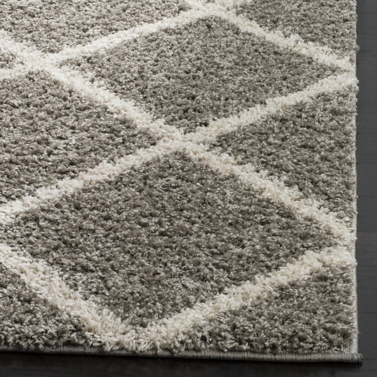 Safavieh New York Shag 5'-1" x 7'-6" Rug in Grey / Ivory