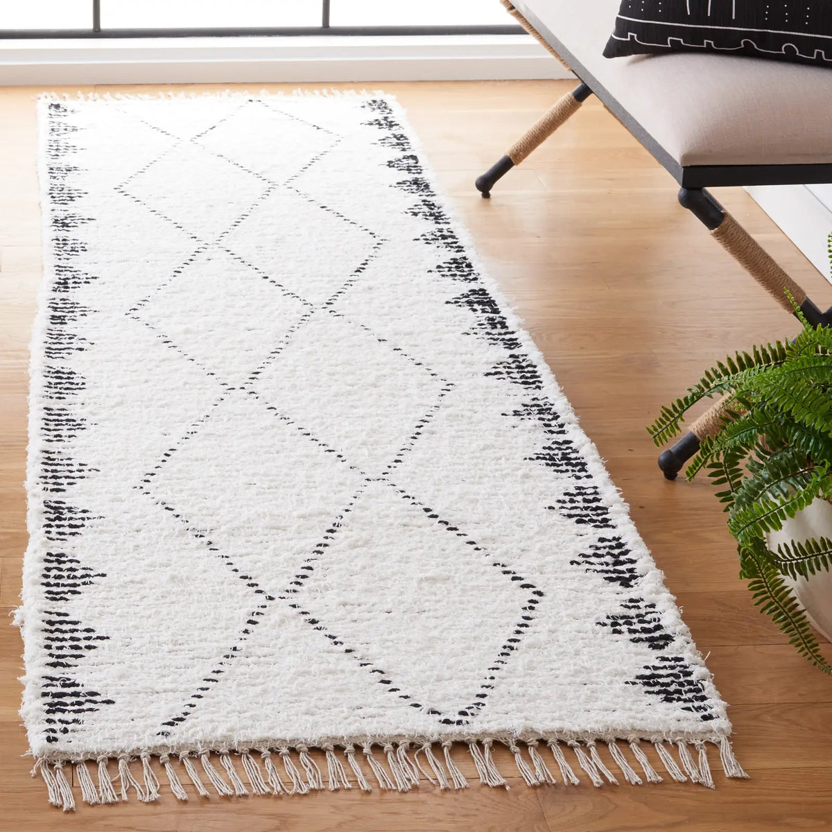 Safavieh Casablanca 2'-3" x 8'-0" Rug in Ivory / Black