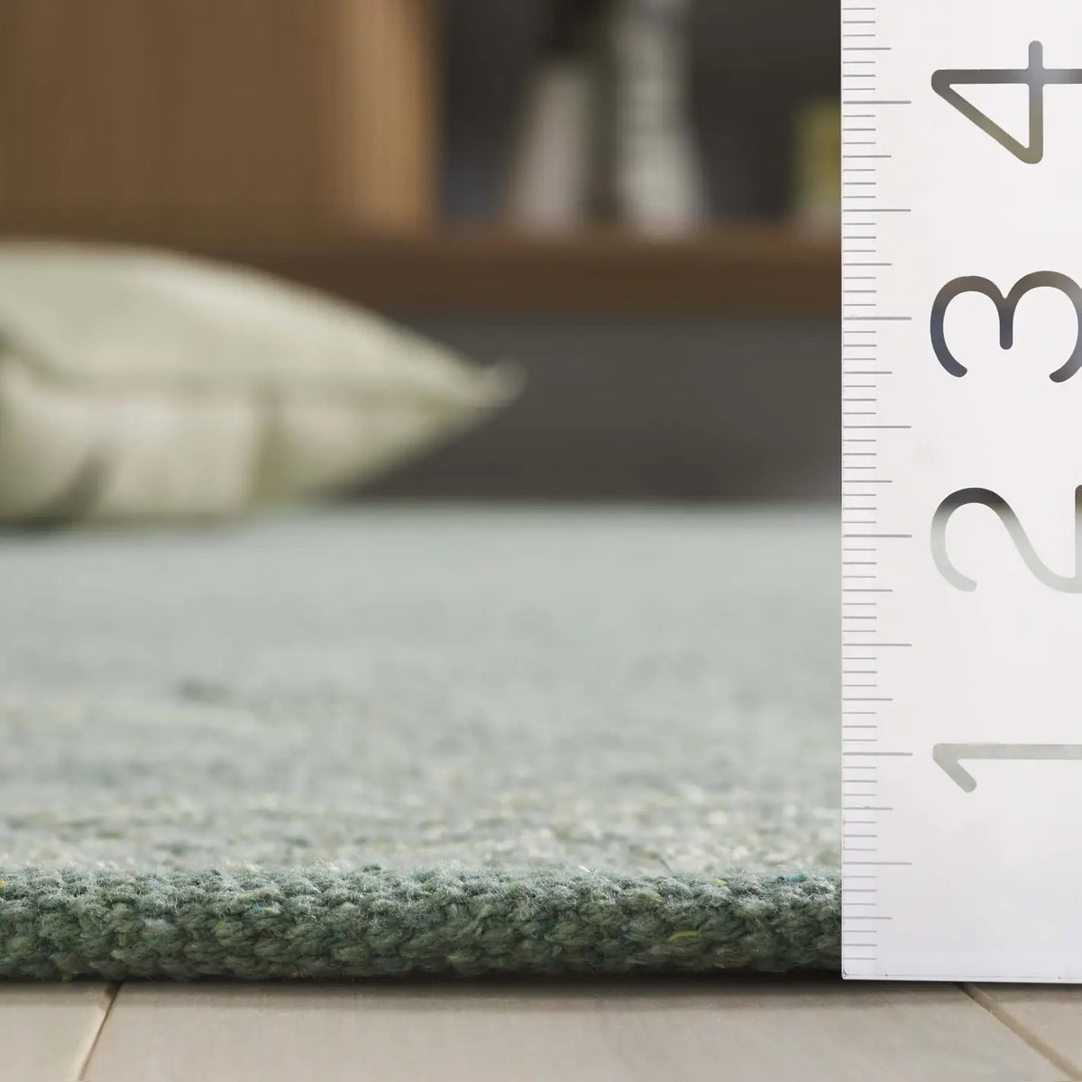Safavieh Montauk 4'-0" x 6'-0" Rug in Green
