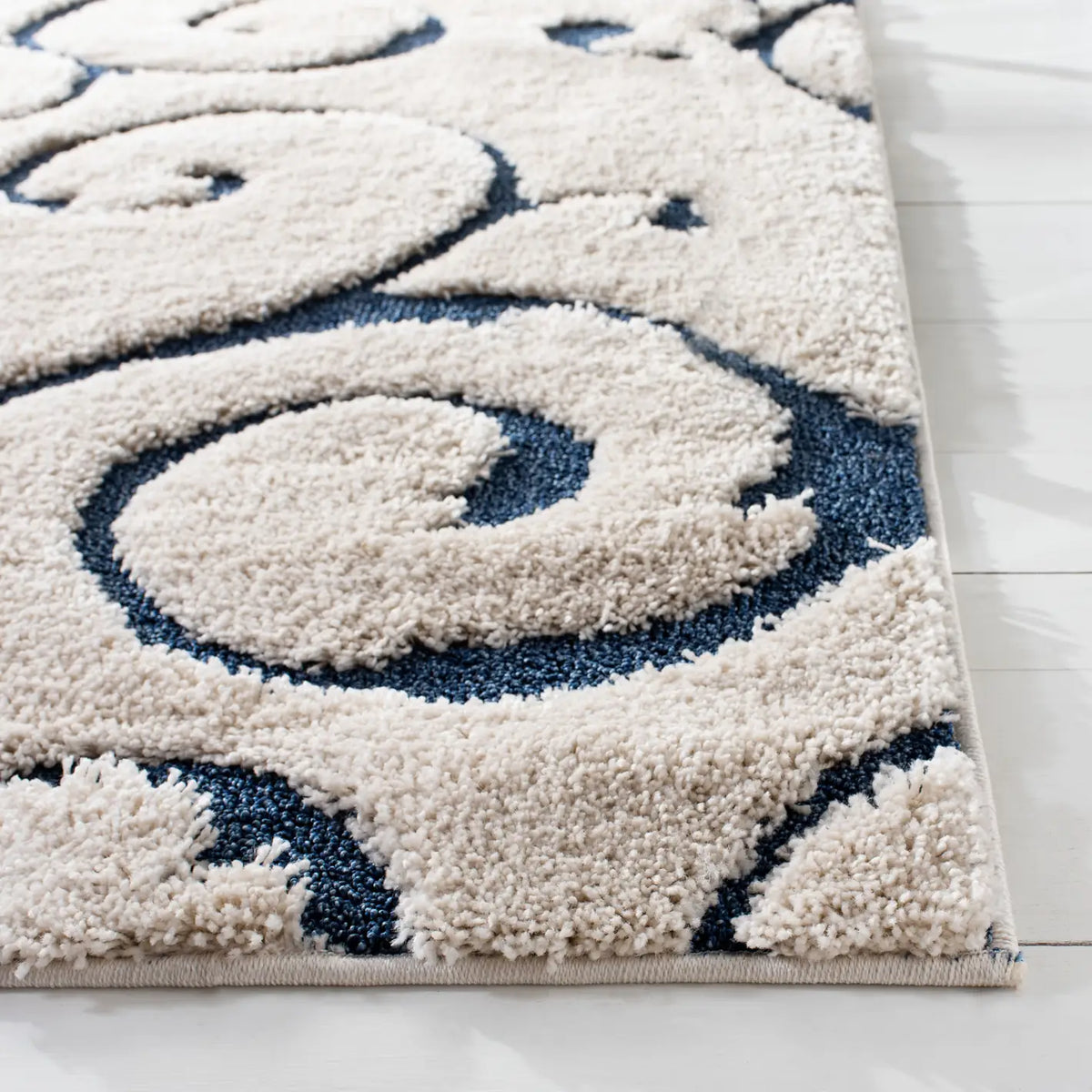 Safavieh Florida Shag 5'-3" x 7'-6" Rug in Cream / Blue