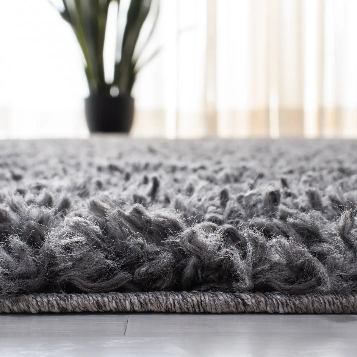 Safavieh August Shag 5'-3" x 7'-6" Rug in Charcoal