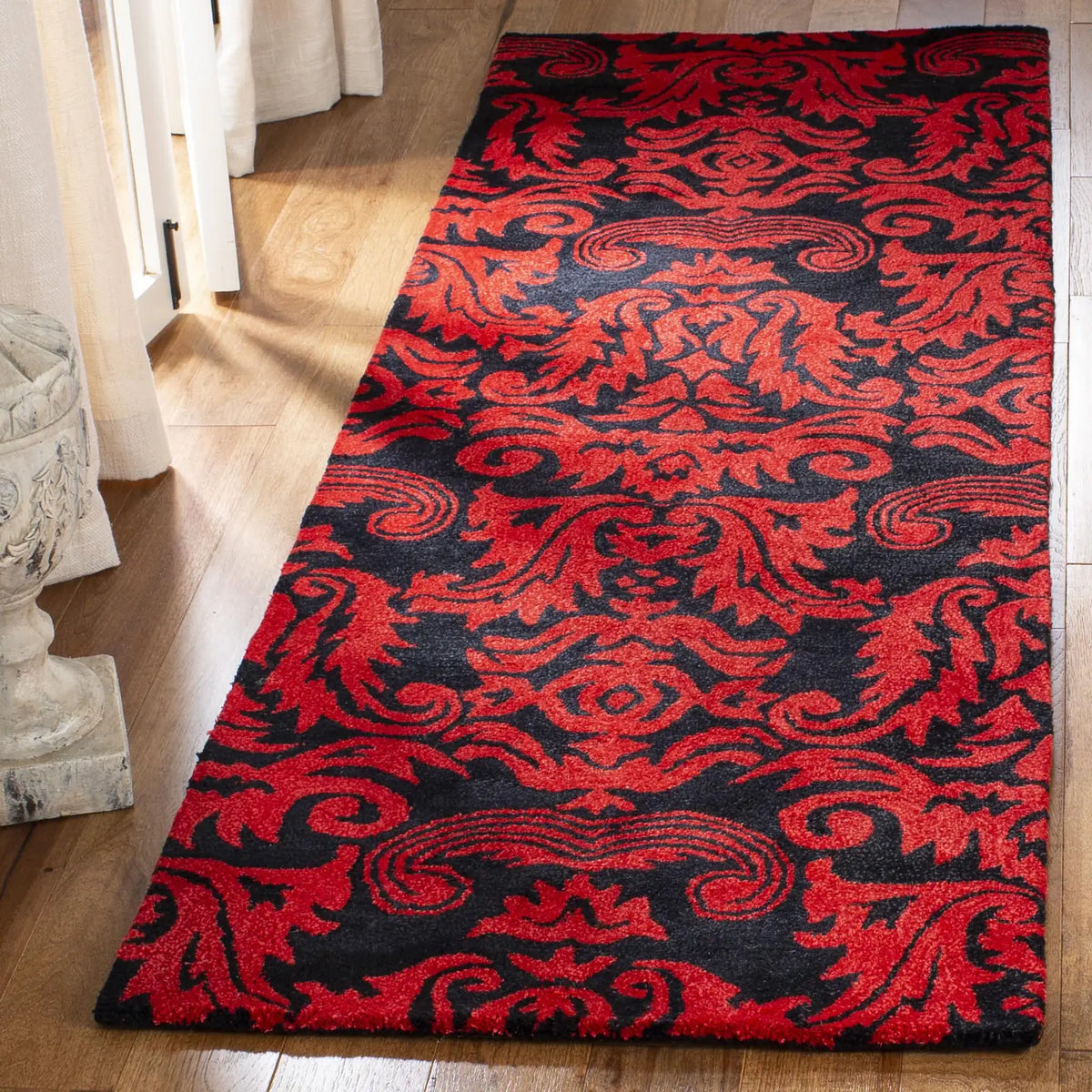 Safavieh Soho 2'-6" x 8'-0" Rug in Black / Red