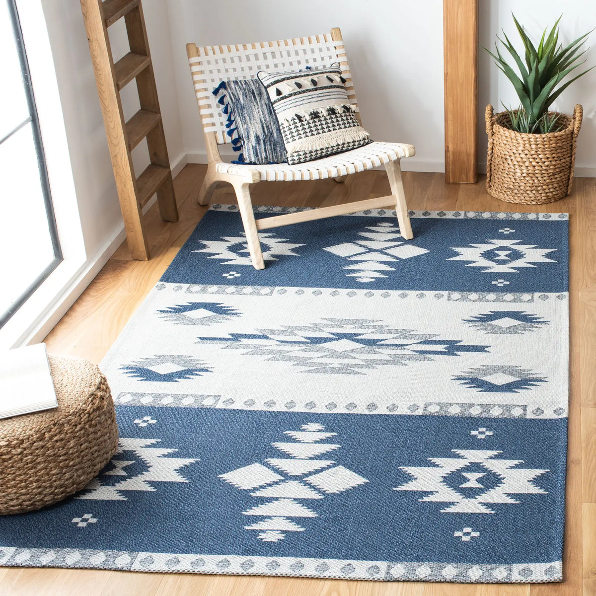 Safavieh Augustine 4'-0" x 6'-0" Rug in Navy / Creme