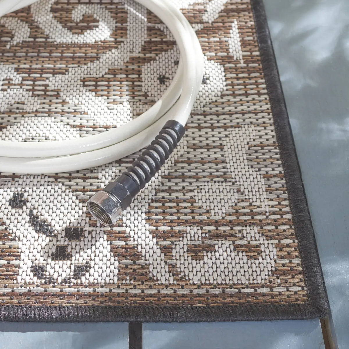 Safavieh Havana 4'-5" x 6'-5" Rug in Light Brown / Ivory