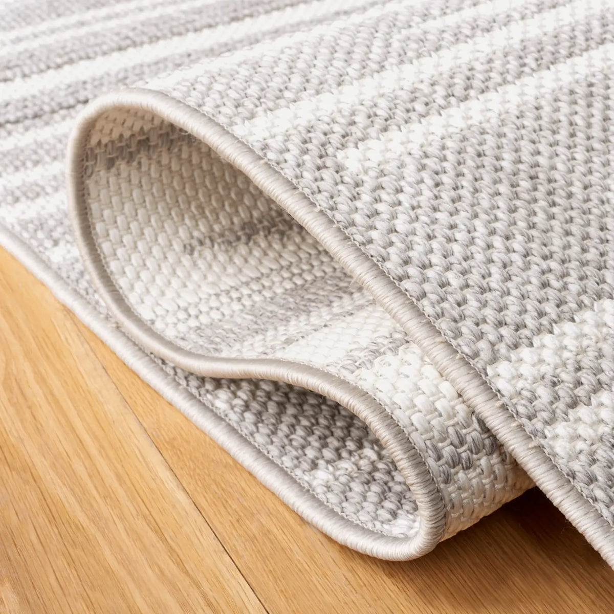 Safavieh Camden 4'-0" x 6'-0" Rug in Grey / Ivory