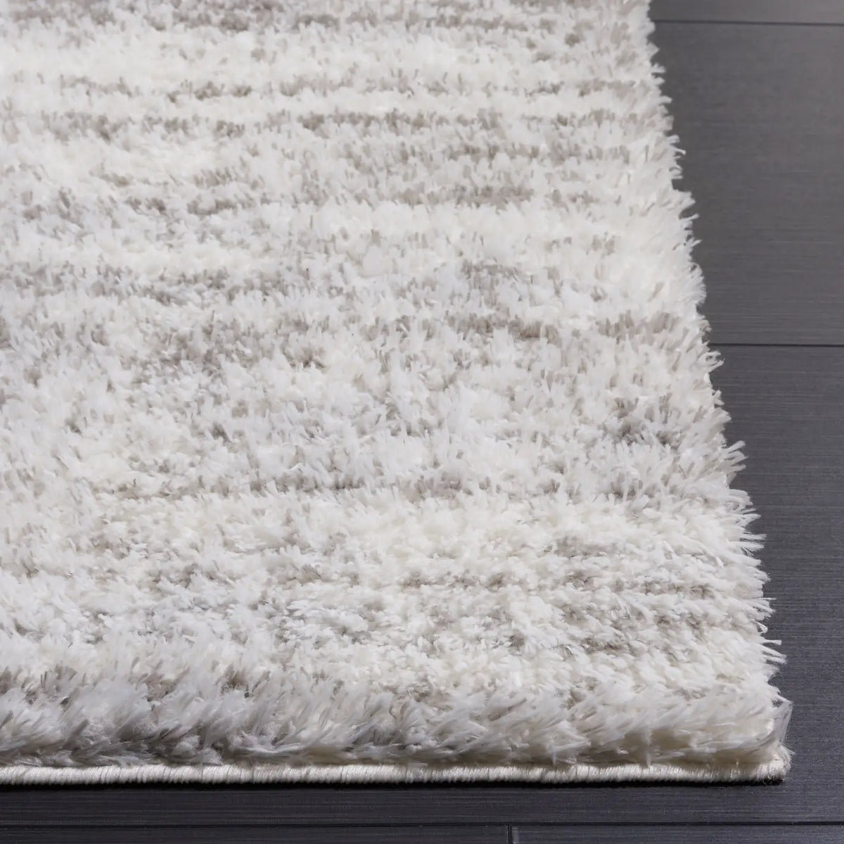 Safavieh Tahoe Shag 4'-0" x 6'-0" Rug in Ivory / Grey
