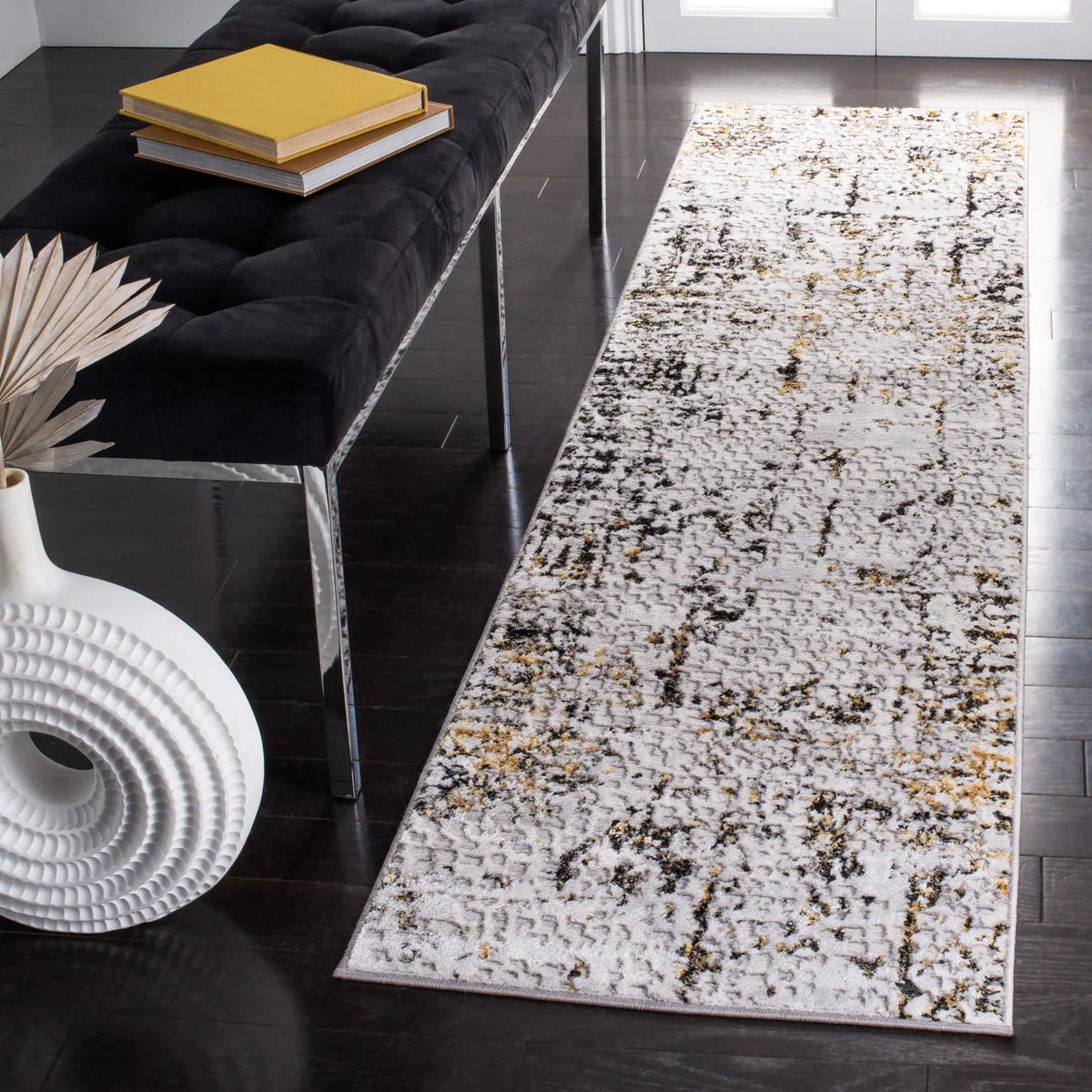 Safavieh Amelia 2'-0" x 8'-0" Rug in Grey / Gold
