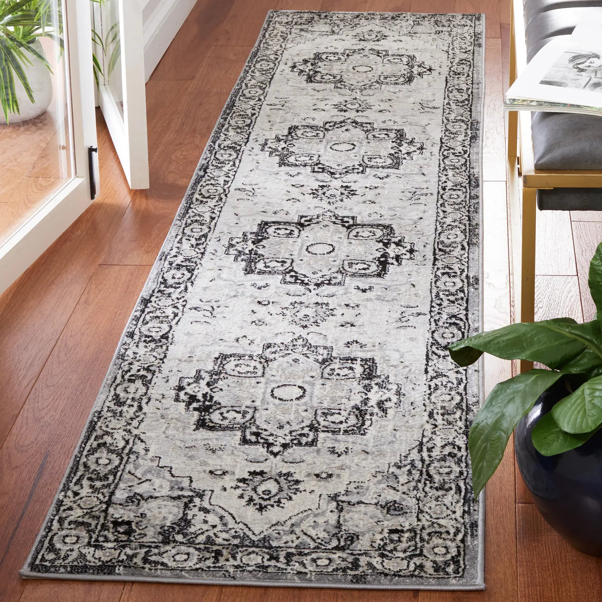Safavieh Brentwood 2'-0" x 9'-0" Rug in Black / Ivory