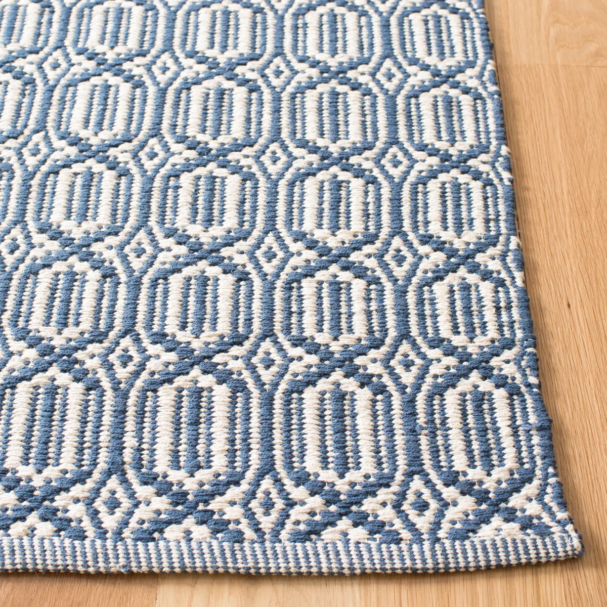Safavieh Montauk 5'-0" x 8'-0" Rug in Ivory / Navy