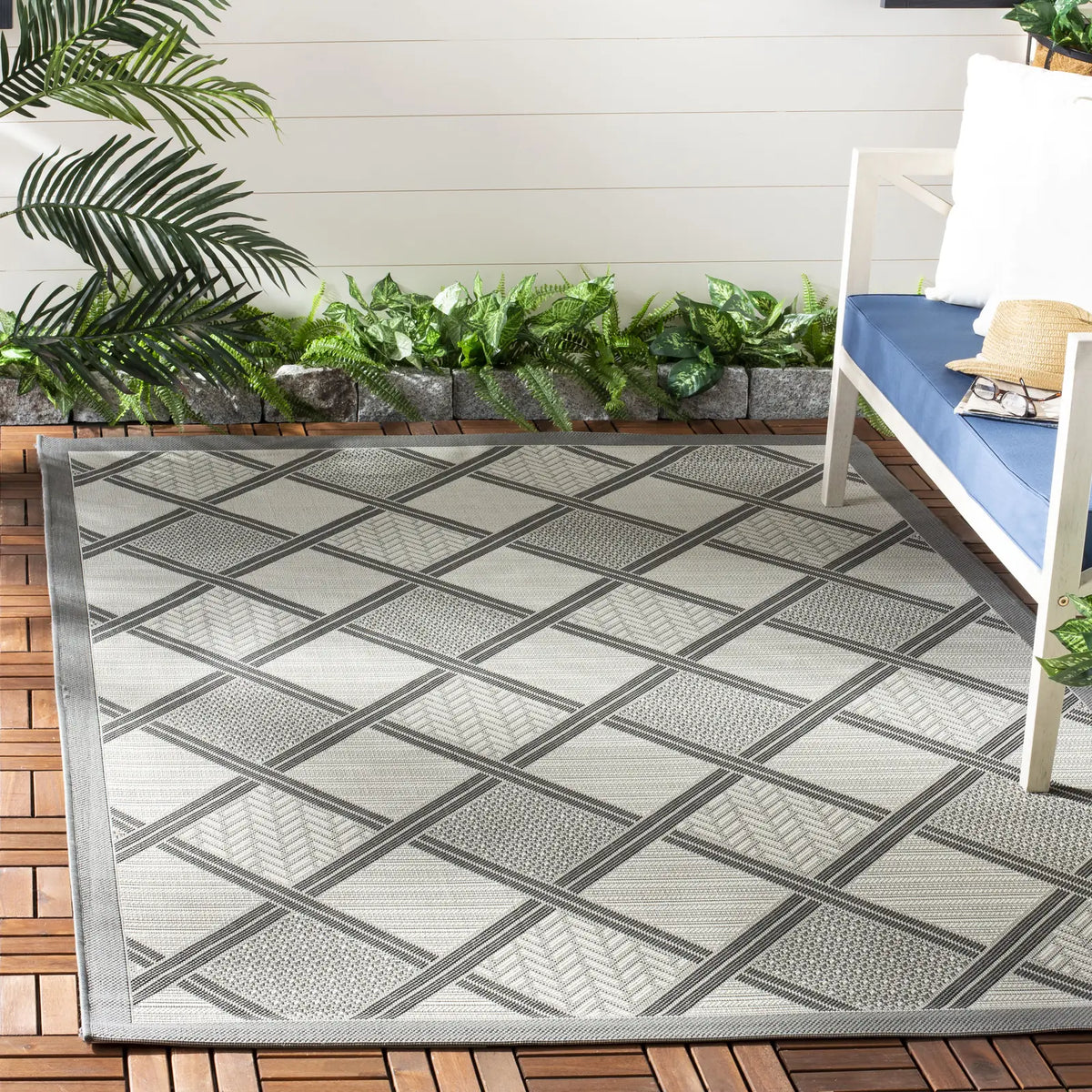 Safavieh Courtyard 4'-0" x 5'-7" Rug in Anthracite / Light Grey