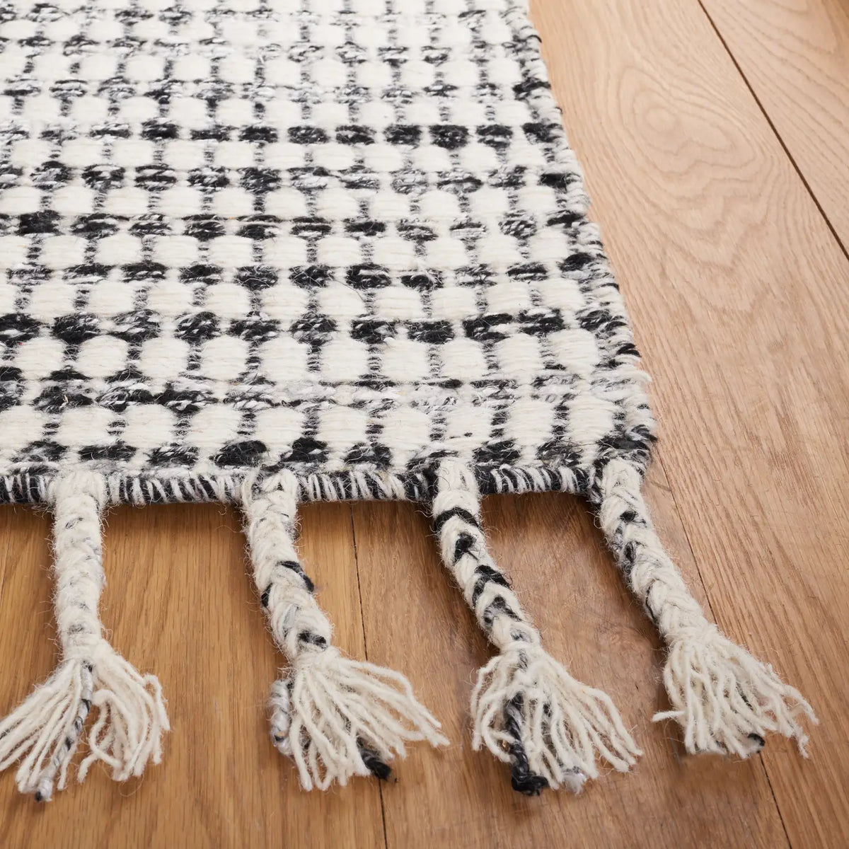 Safavieh Casablanca 4'-0" x 6'-0" Rug in Black / Ivory