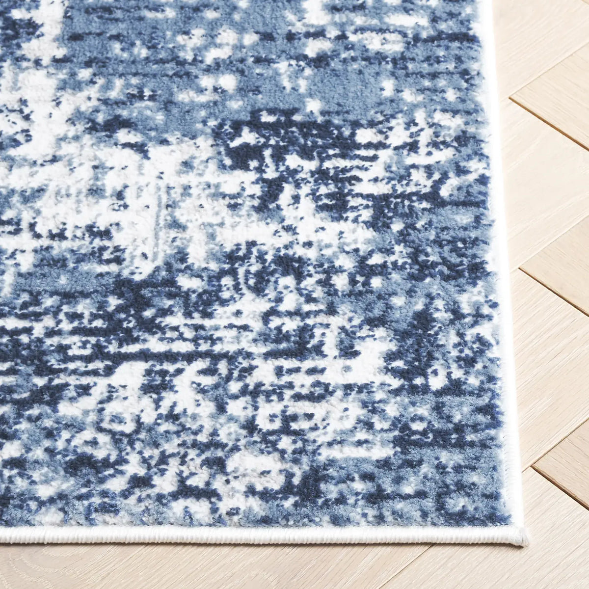 Safavieh Amelia 700 4'-0" x 6'-0" Rug in Ivory / Dark Blue