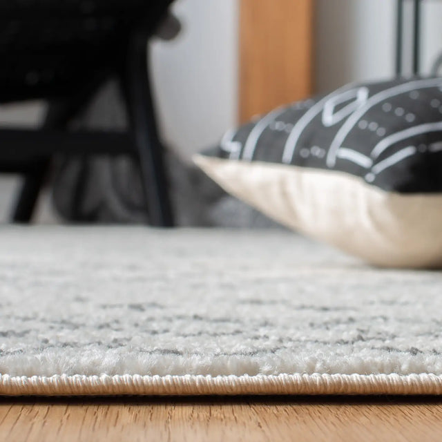 Safavieh Madison 700 4'-0" x 6'-0" Rug in Ivory / Charcoal