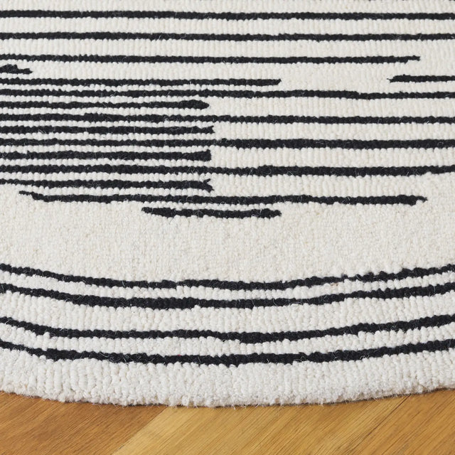Safavieh Rodeo Drive 6'-0" x 6'-0" Rug in Ivory / Black