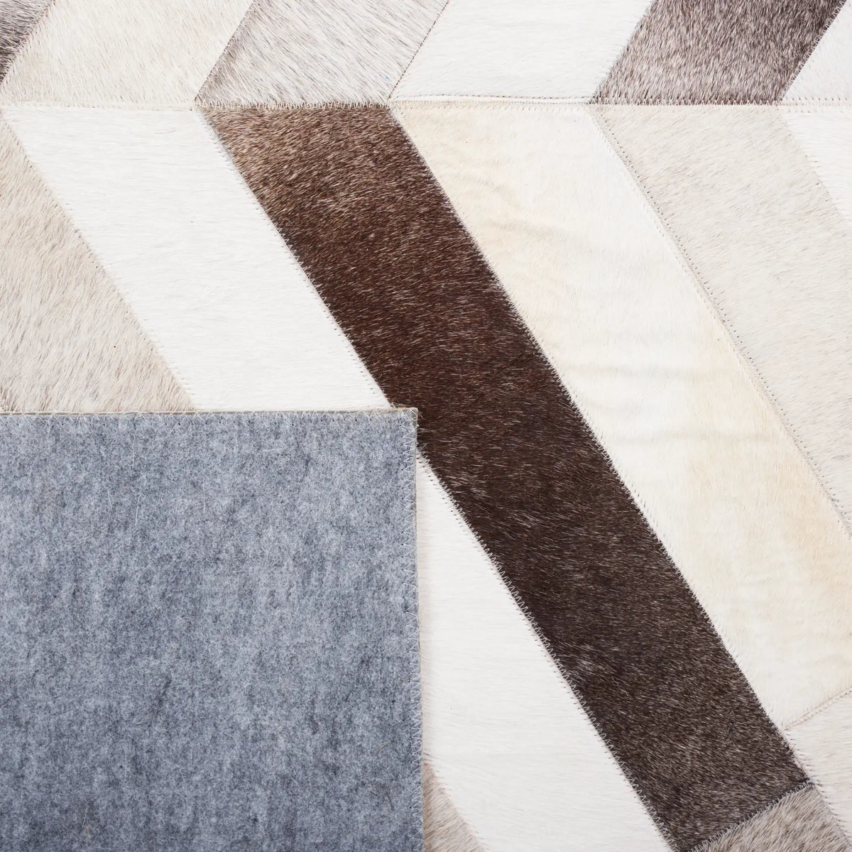 Safavieh Studio Leather 4'-0" x 6'-0" Rug in Grey / Brown