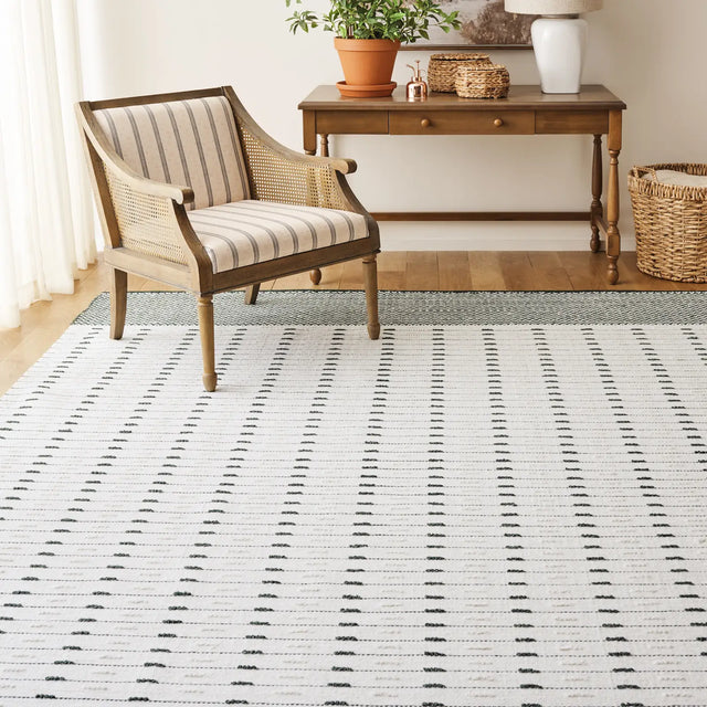 Safavieh Martha Stewart 4'-0" x 6'-0" Rug in Dark Green / Ivory