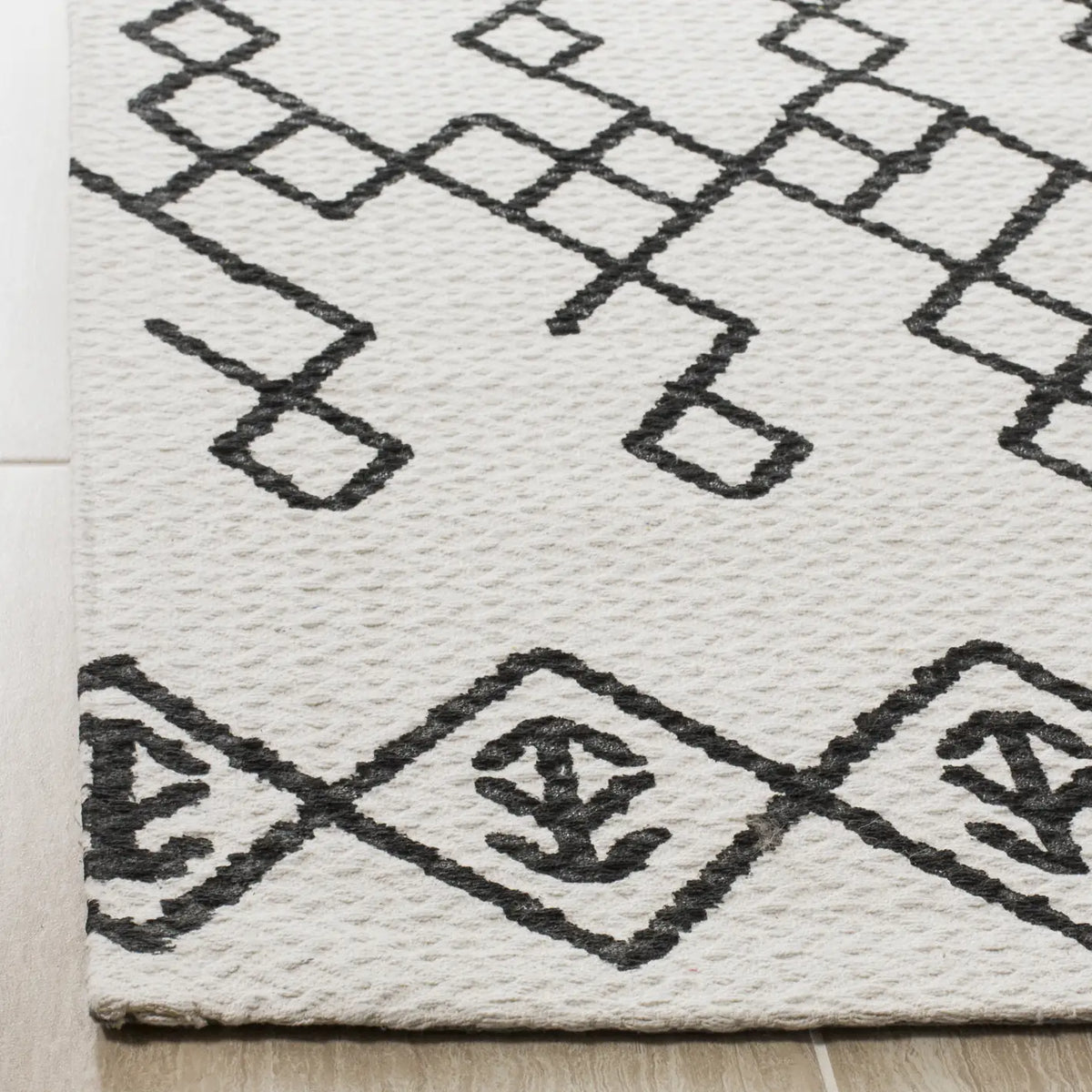 Safavieh Cedar Brook 5'-0" x 8'-0" Rug in Ivory / Black