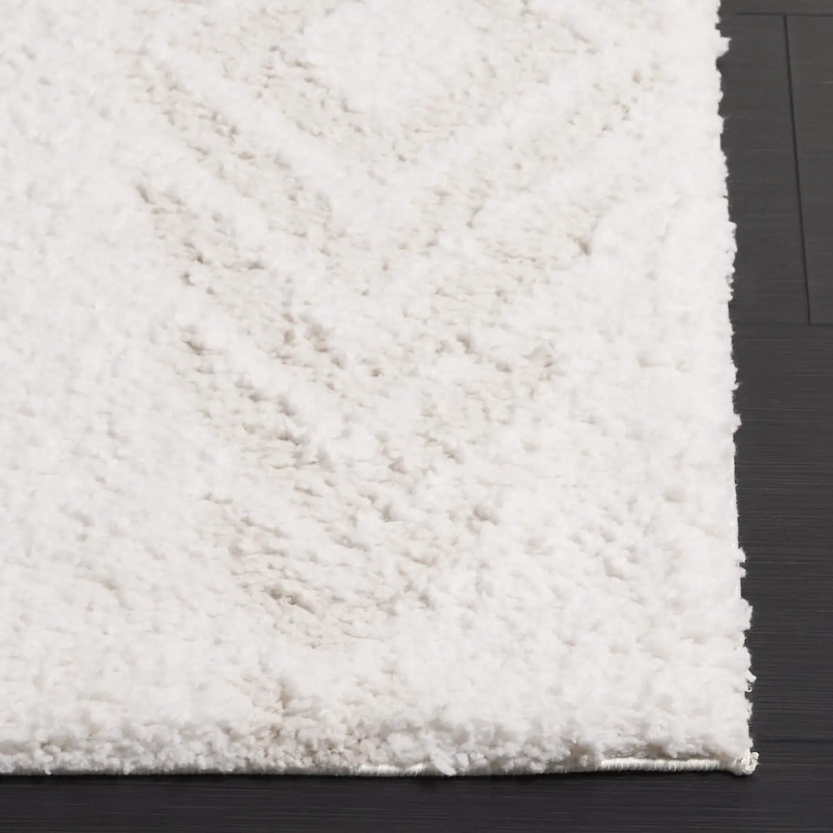 Safavieh Rumi Shag 4'-0" x 6'-0" Rug in Ivory / Light Beige