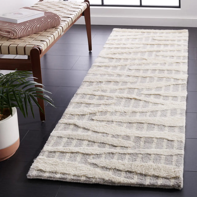 Safavieh Manhattan 2'-3" x 8'-0" Rug in Grey / Ivory