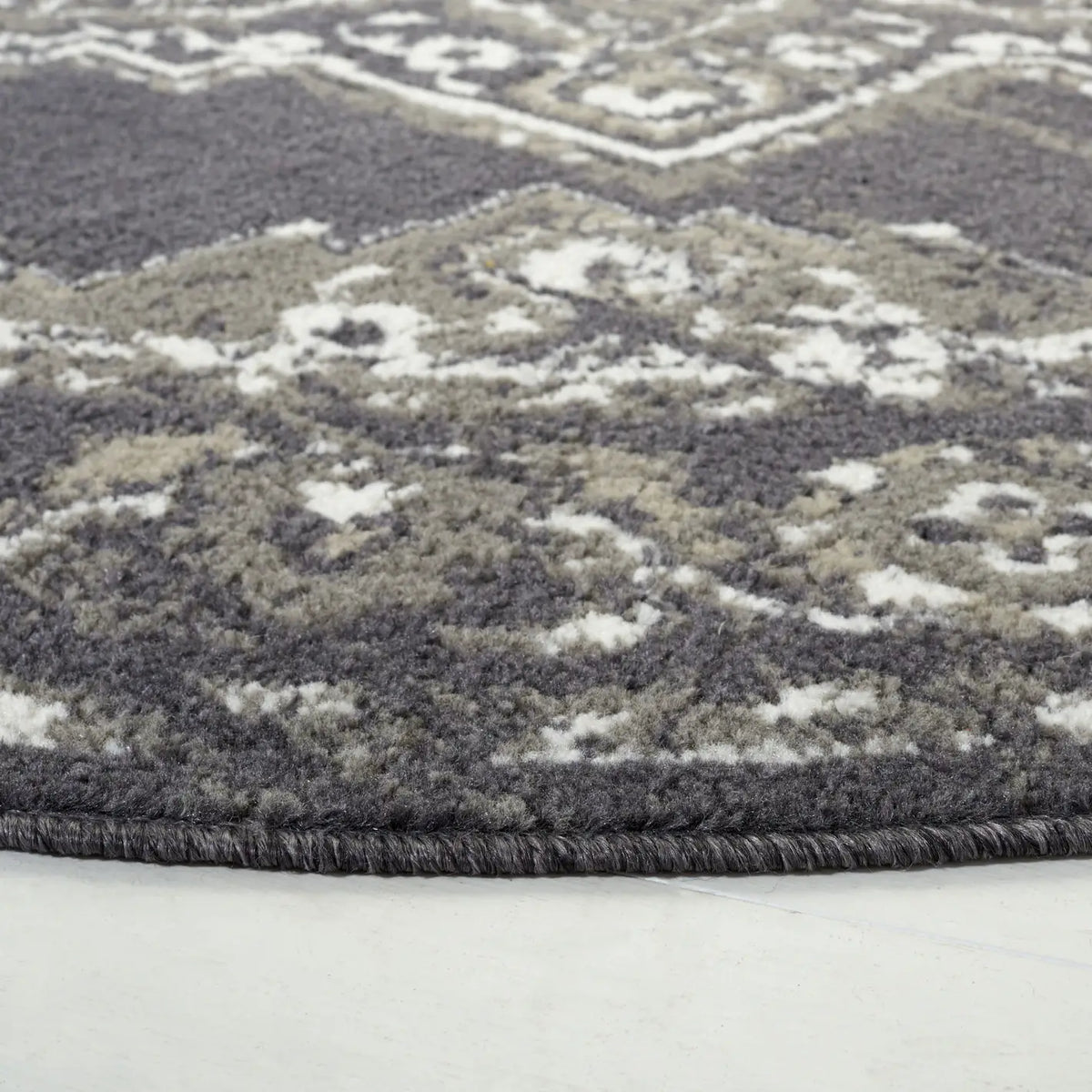 Safavieh Pyramid 6'-7" x 6'-7" Rug in Charcoal / Ivory