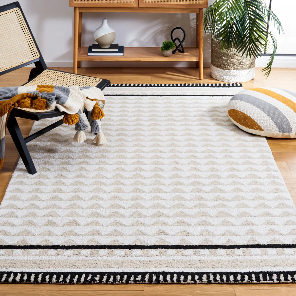 Safavieh Capri 4'-0" x 6'-0" Rug in Ivory / Beige