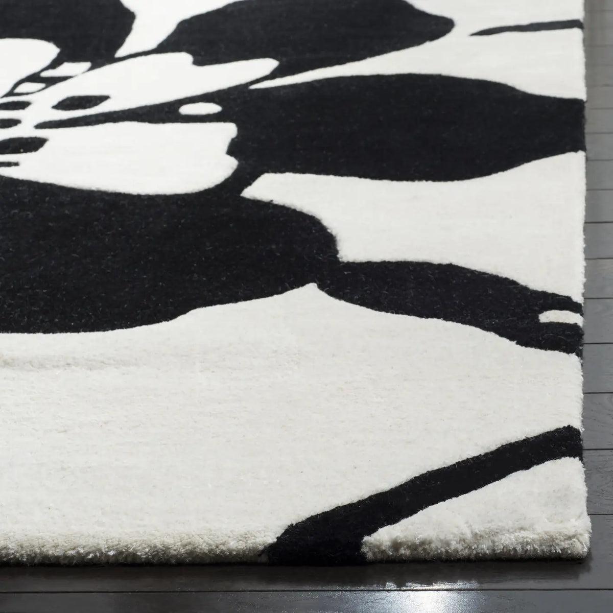 Safavieh Soho 5'-0" x 8'-0" Rug in Black / White