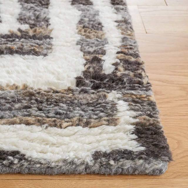 Safavieh Casablanca 4'-0" x 6'-0" Rug in Ivory / Charcoal