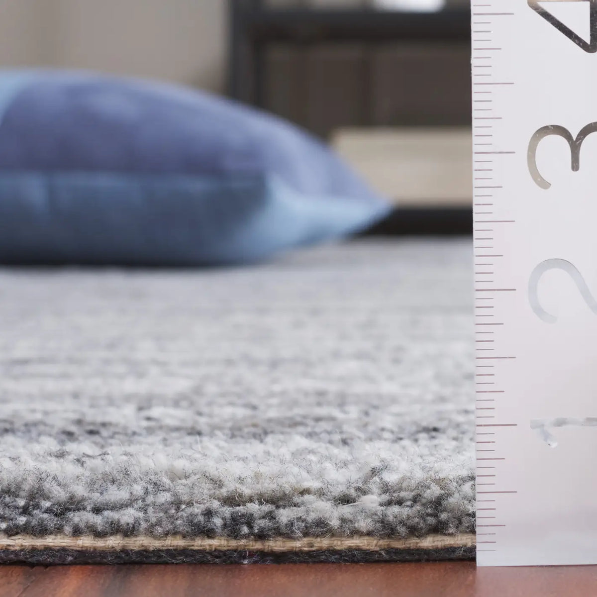 Safavieh Mirage 4'-0" x 6'-0" Rug in Grey